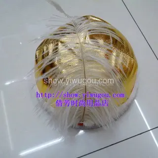 Королевская шляпа принца с белыми страусиными перьями