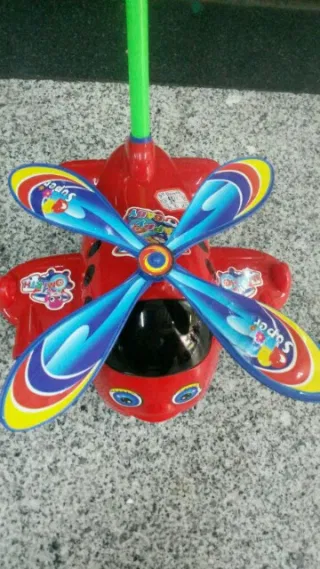 Игрушечный самолёт-каталка с колёсами