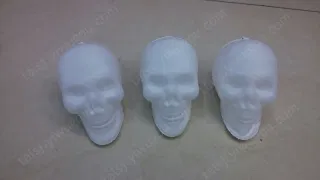 Пластиковый череп с подсветкой на Хэллоуин