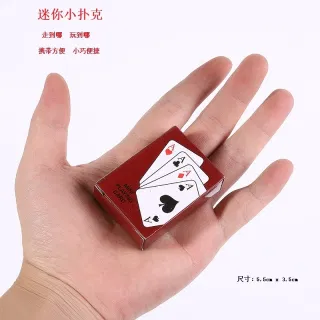 Миниатюрная колода игральных карт для путешествий