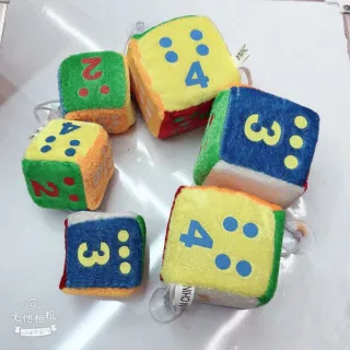 Плюшевый кубик-подвеска на присоске