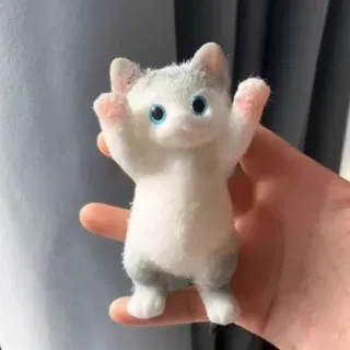 Антистресс-игрушка «Кот с поднятой лапой» из мягкого пластика