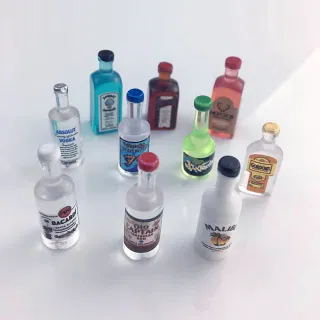 Миниатюрные бутылки из смолы для кукольного домика