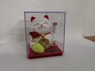 Солнечный машущий кот удачи в прозрачном боксе